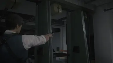 黑帮分子瞄准其他手枪