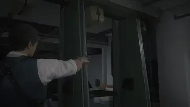 黑帮分子瞄准其他手枪